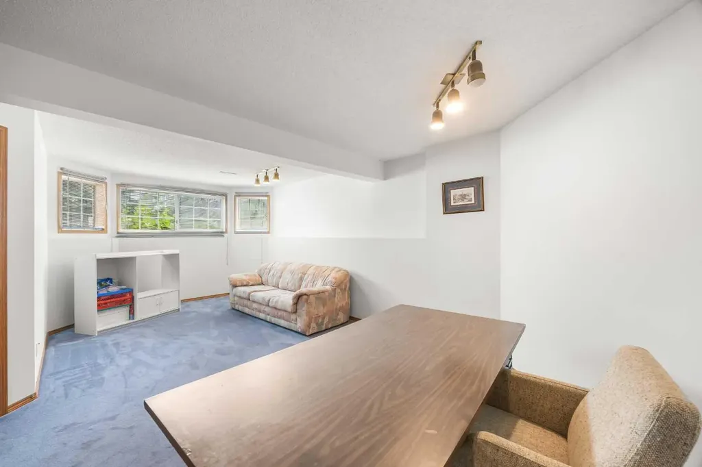 28 Harvest Oak Drive NE Calgary AB T3K 4E2