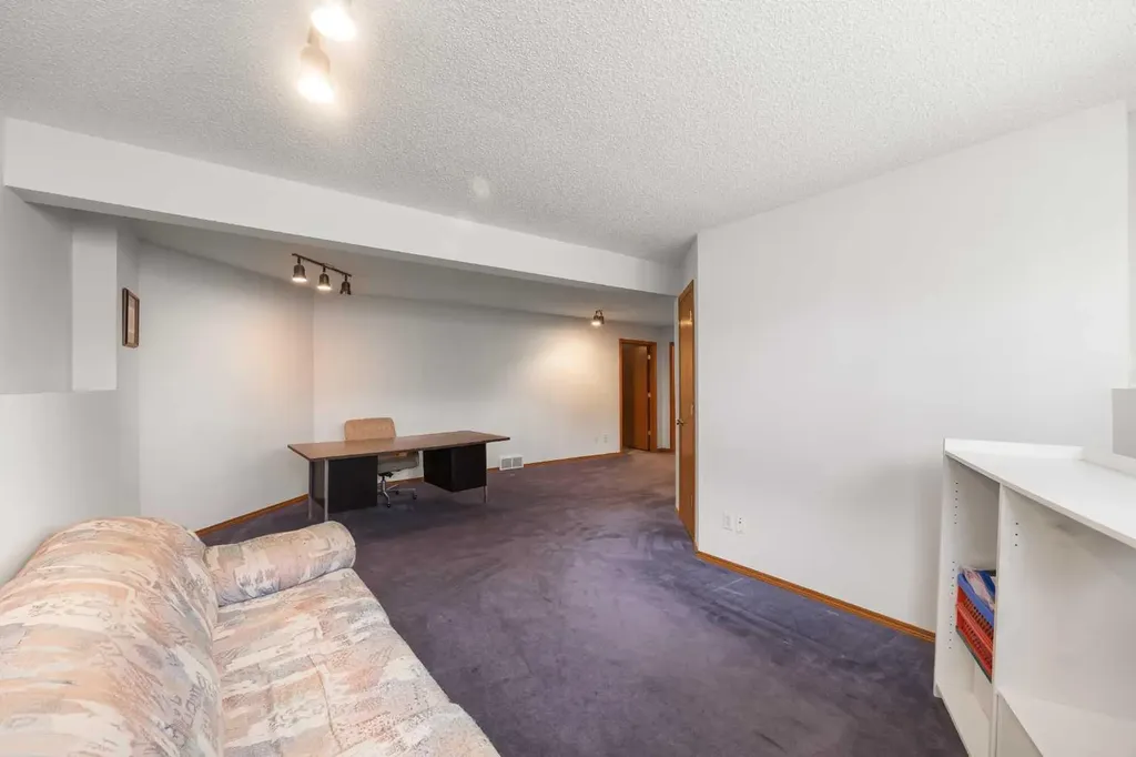 28 Harvest Oak Drive NE Calgary AB T3K 4E2
