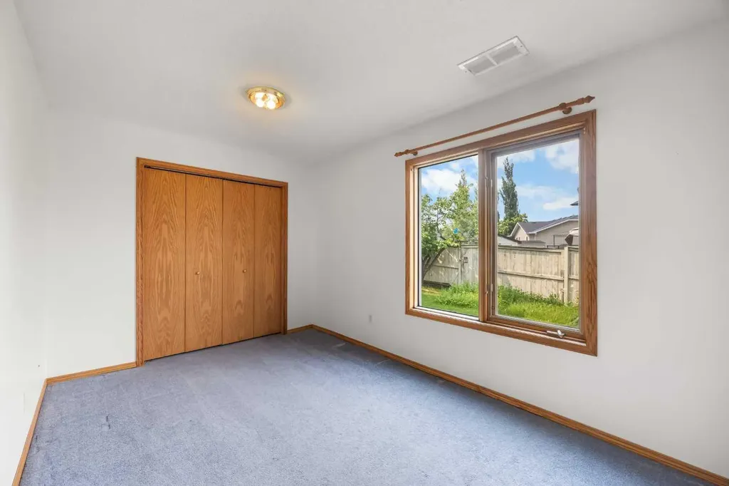 28 Harvest Oak Drive NE Calgary AB T3K 4E2