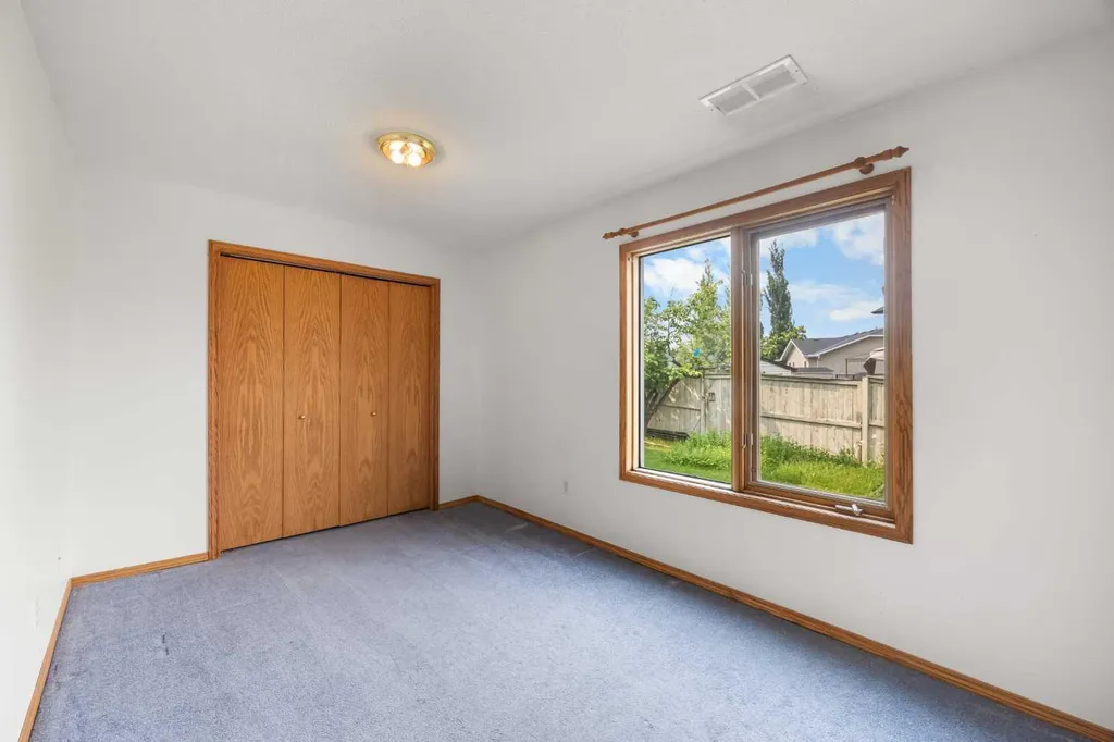 28 Harvest Oak Drive NE Calgary AB T3K 4E2