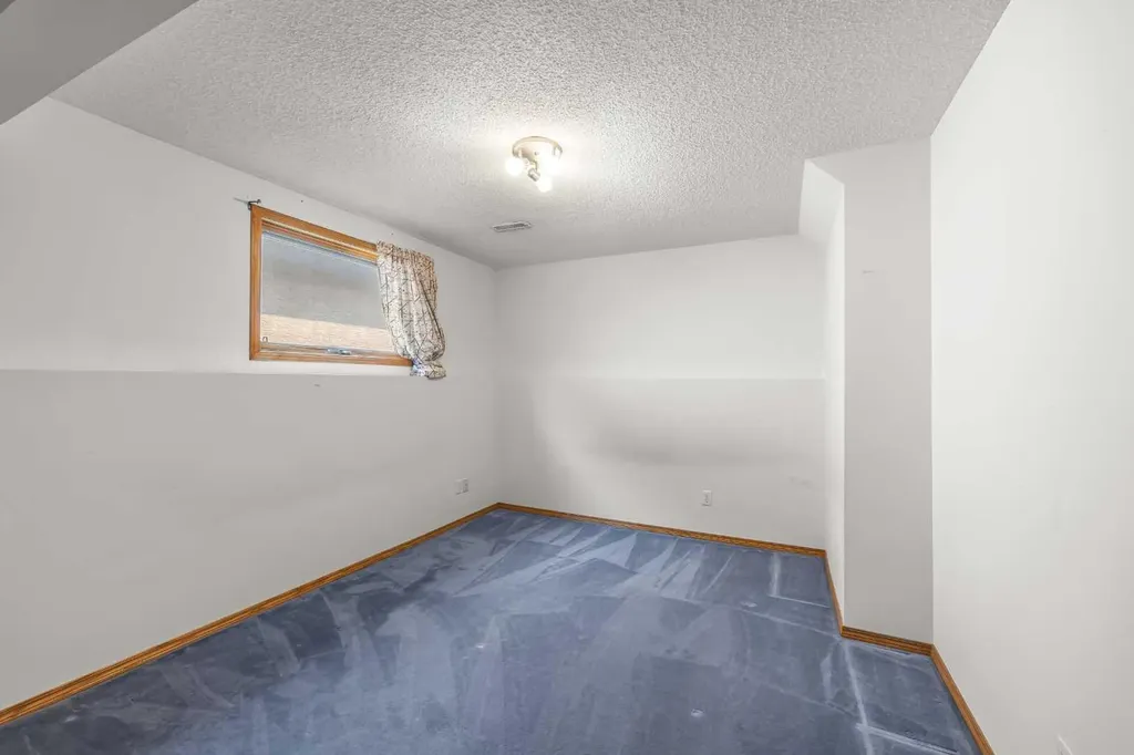 28 Harvest Oak Drive NE Calgary AB T3K 4E2