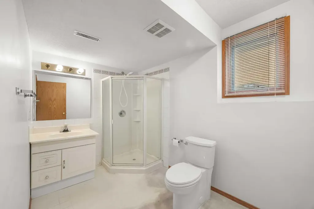 28 Harvest Oak Drive NE Calgary AB T3K 4E2