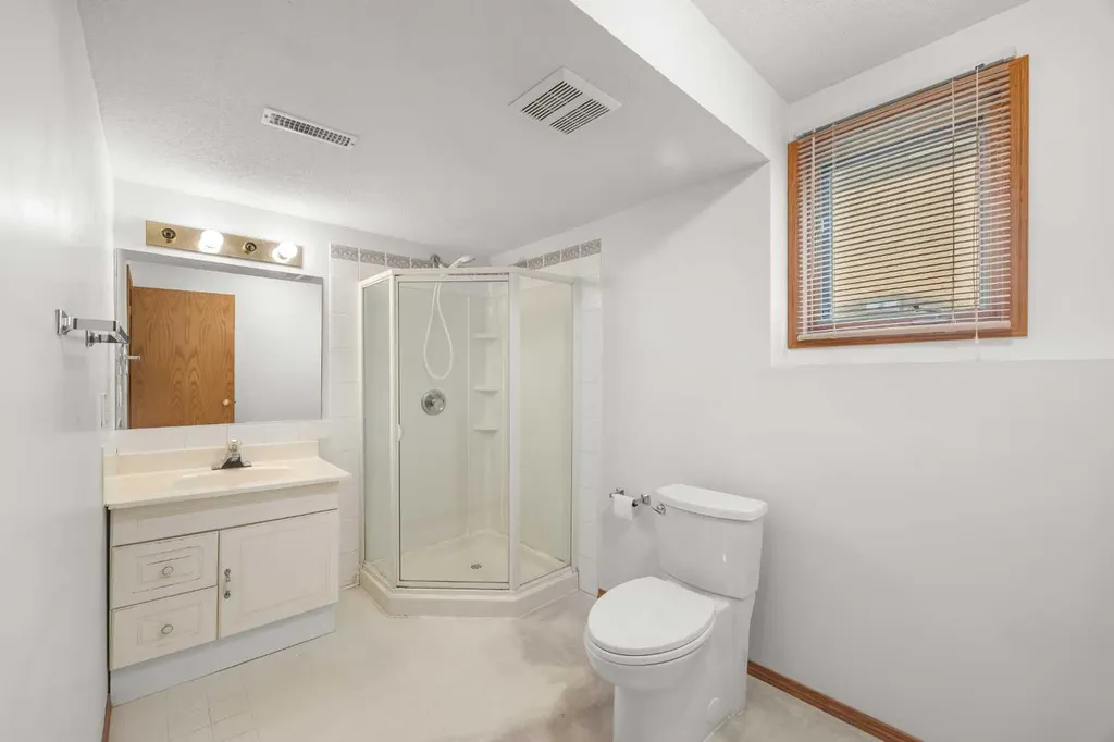 28 Harvest Oak Drive NE Calgary AB T3K 4E2