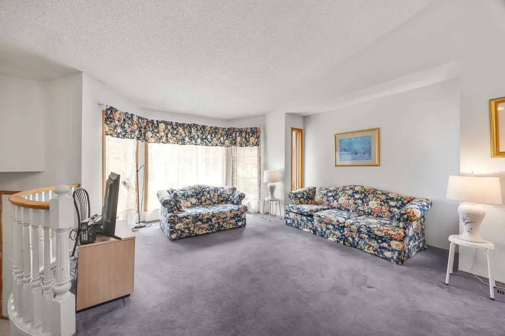 28 Harvest Oak Drive NE Calgary AB T3K 4E2