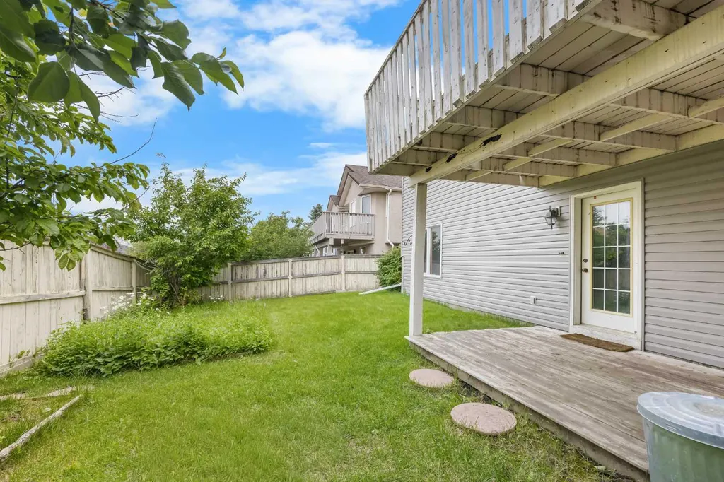 28 Harvest Oak Drive NE Calgary AB T3K 4E2