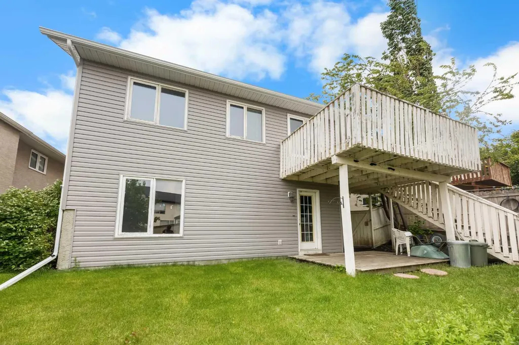 28 Harvest Oak Drive NE Calgary AB T3K 4E2