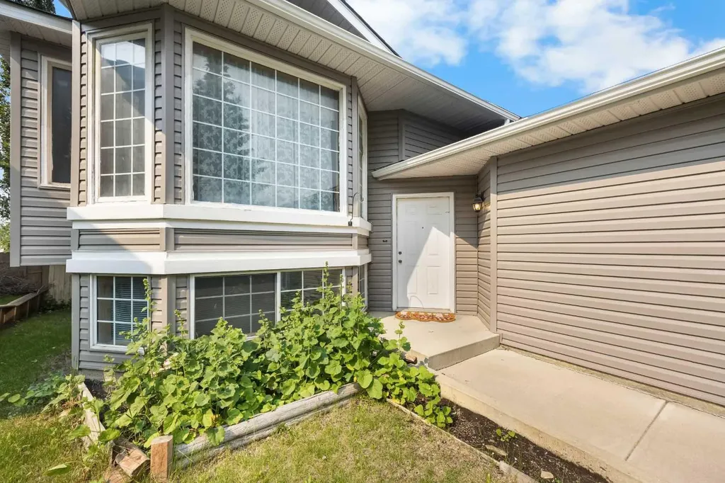 28 Harvest Oak Drive NE Calgary AB T3K 4E2