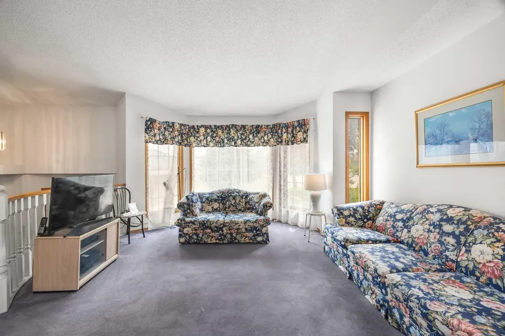 28 Harvest Oak Drive NE Calgary AB T3K 4E2