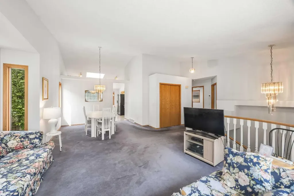 28 Harvest Oak Drive NE Calgary AB T3K 4E2