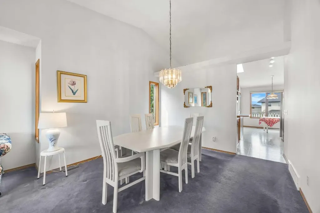 28 Harvest Oak Drive NE Calgary AB T3K 4E2