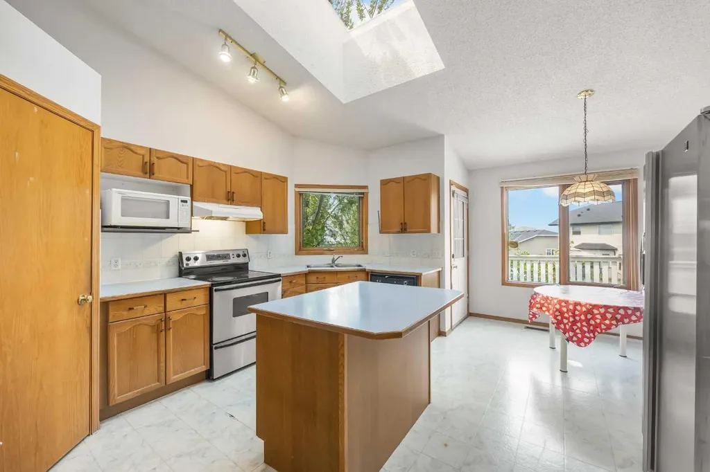 28 Harvest Oak Drive NE Calgary AB T3K 4E2