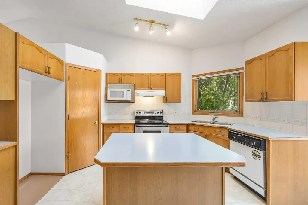 28 Harvest Oak Drive NE Calgary AB T3K 4E2