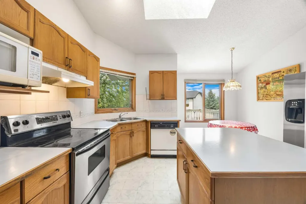 28 Harvest Oak Drive NE Calgary AB T3K 4E2