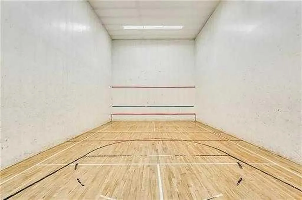 221 6 Avenue SE Calgary AB T2G 4Z9