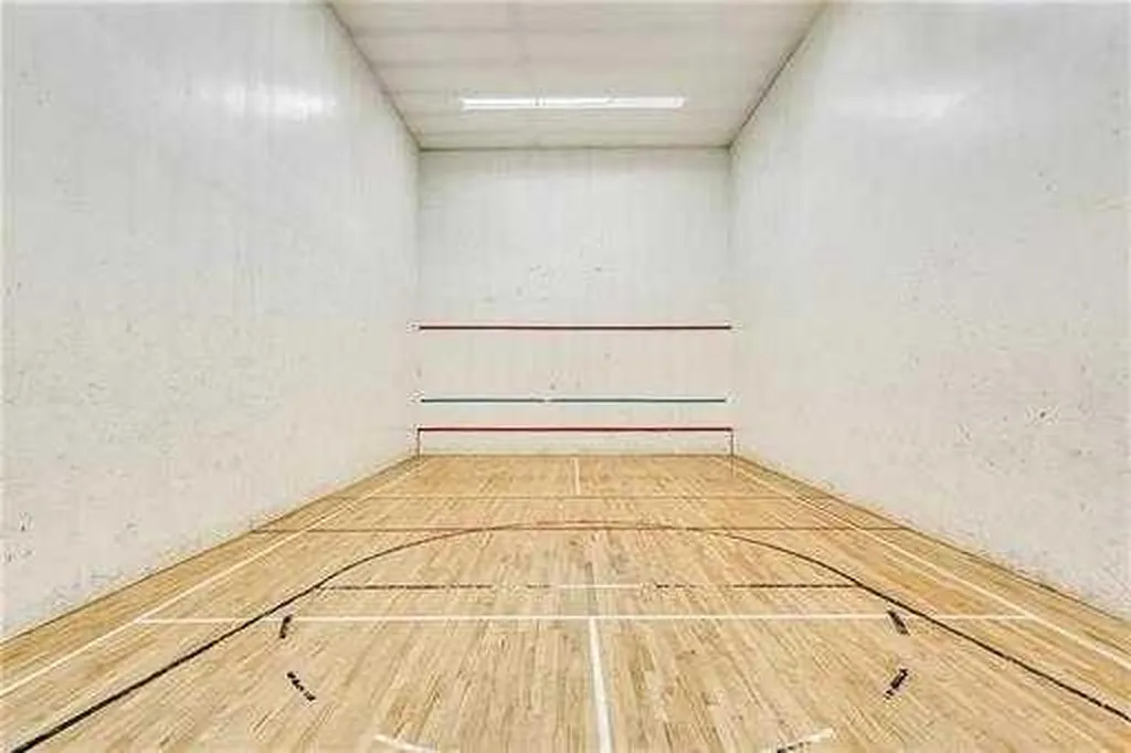 221 6 Avenue SE Calgary AB T2G 4Z9