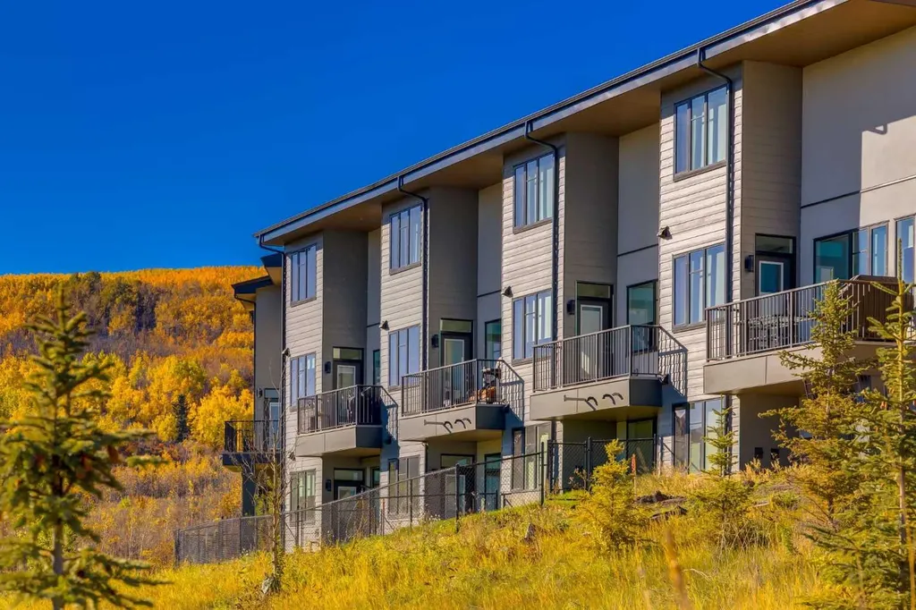 1453 Na'a Drive SW Calgary AB T3H 6H7