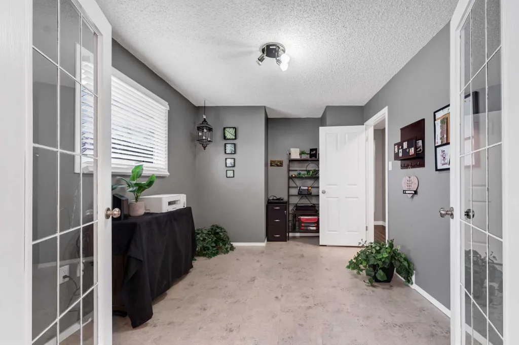 214 Shannon Drive SE Medicine Hat AB T1B 4A7