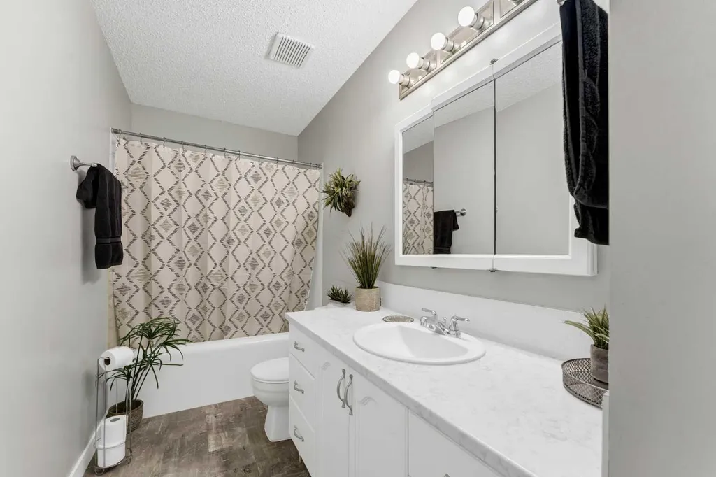 214 Shannon Drive SE Medicine Hat AB T1B 4A7