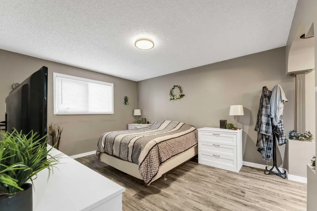 214 Shannon Drive SE Medicine Hat AB T1B 4A7