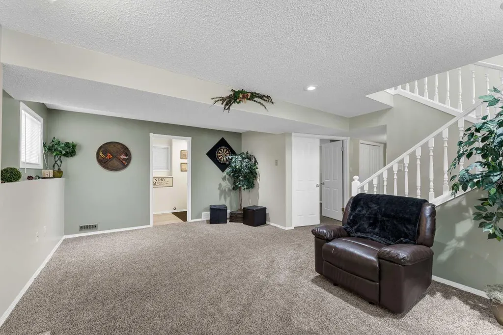 214 Shannon Drive SE Medicine Hat AB T1B 4A7