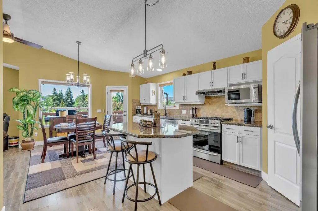 46 Somerside Manor SW Calgary AB T2Y 3G4
