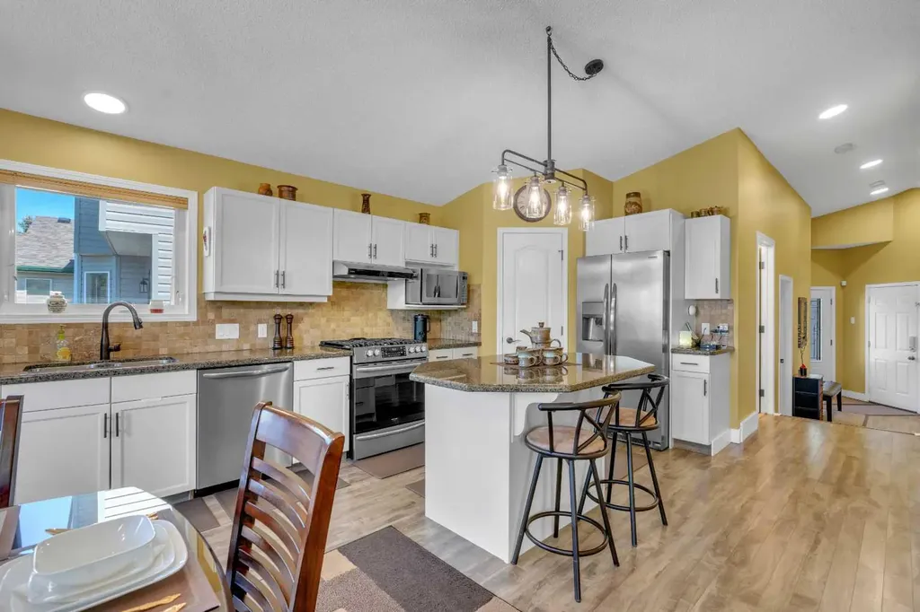 46 Somerside Manor SW Calgary AB T2Y 3G4