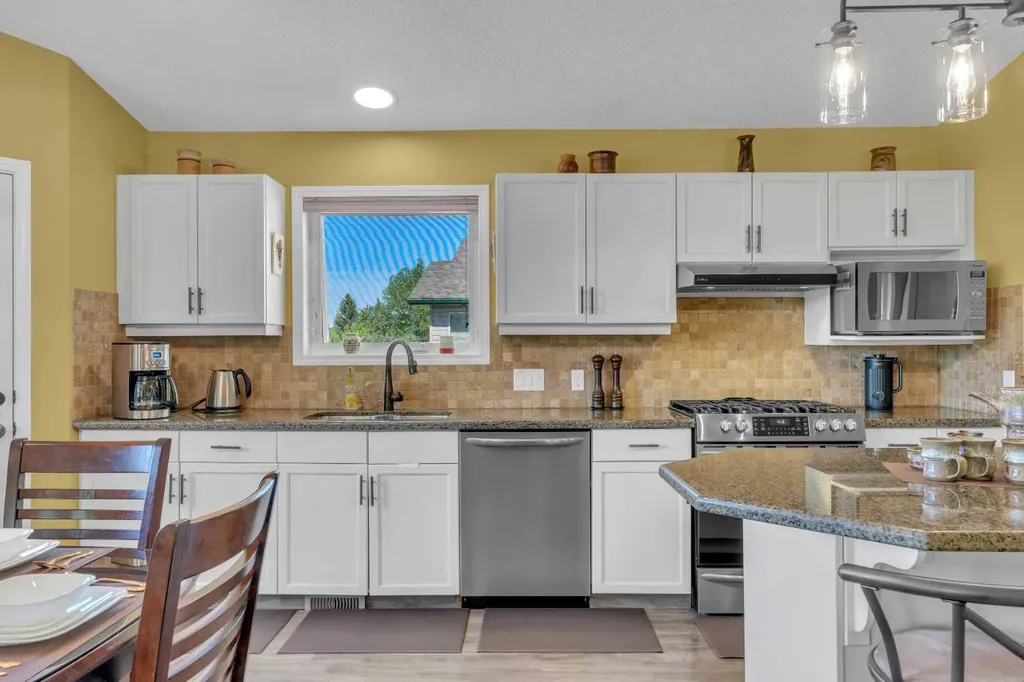 46 Somerside Manor SW Calgary AB T2Y 3G4