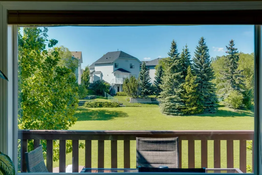 46 Somerside Manor SW Calgary AB T2Y 3G4