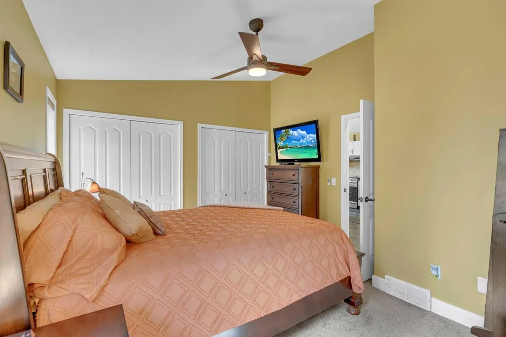 46 Somerside Manor SW Calgary AB T2Y 3G4