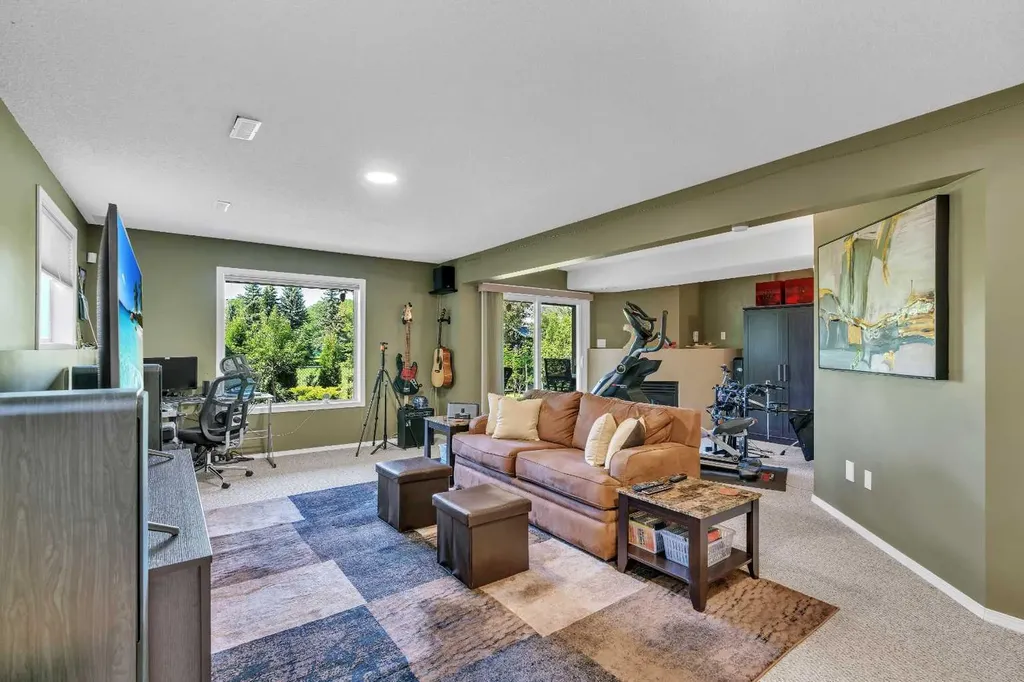 46 Somerside Manor SW Calgary AB T2Y 3G4