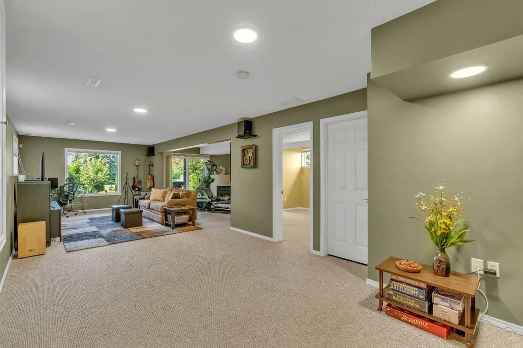 46 Somerside Manor SW Calgary AB T2Y 3G4
