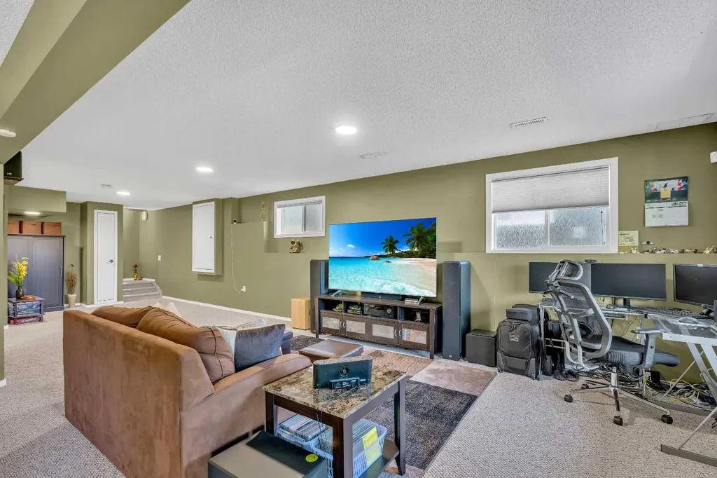 46 Somerside Manor SW Calgary AB T2Y 3G4