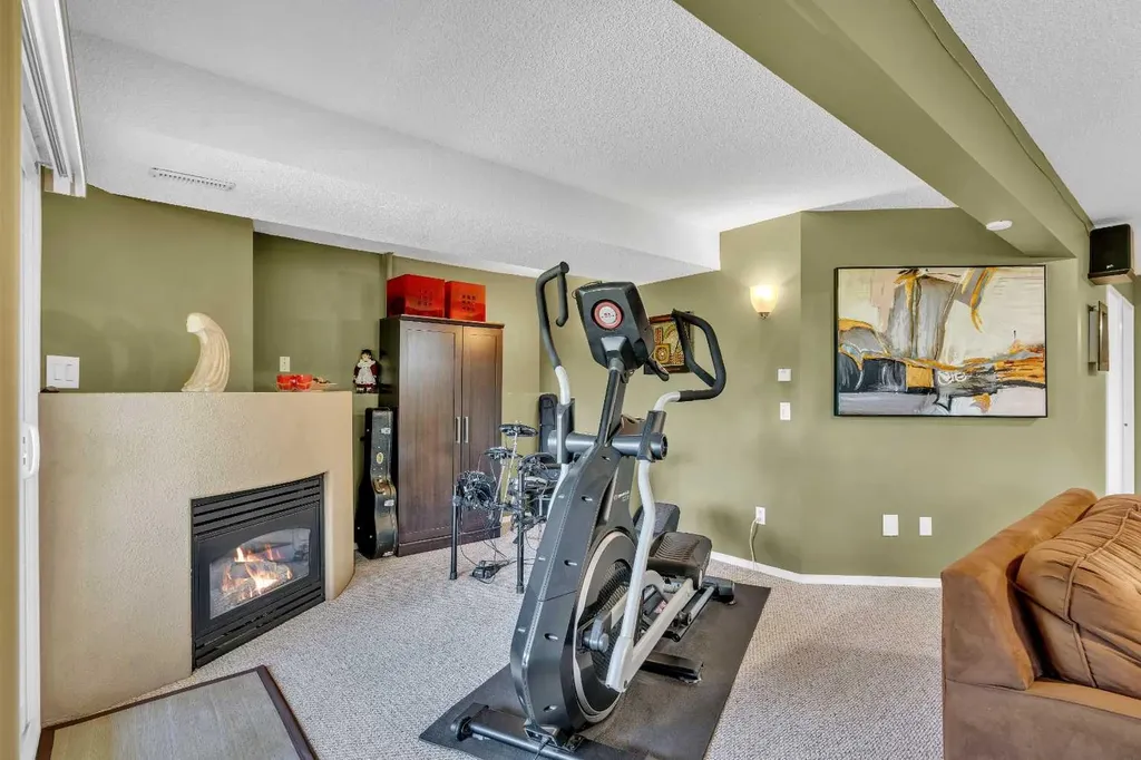 46 Somerside Manor SW Calgary AB T2Y 3G4