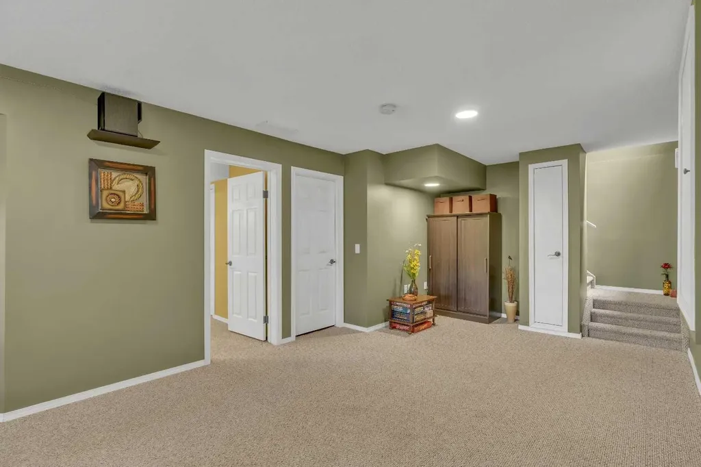 46 Somerside Manor SW Calgary AB T2Y 3G4