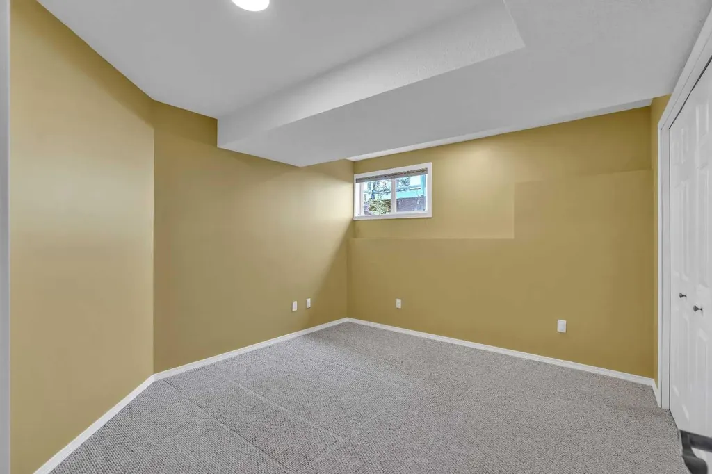 46 Somerside Manor SW Calgary AB T2Y 3G4