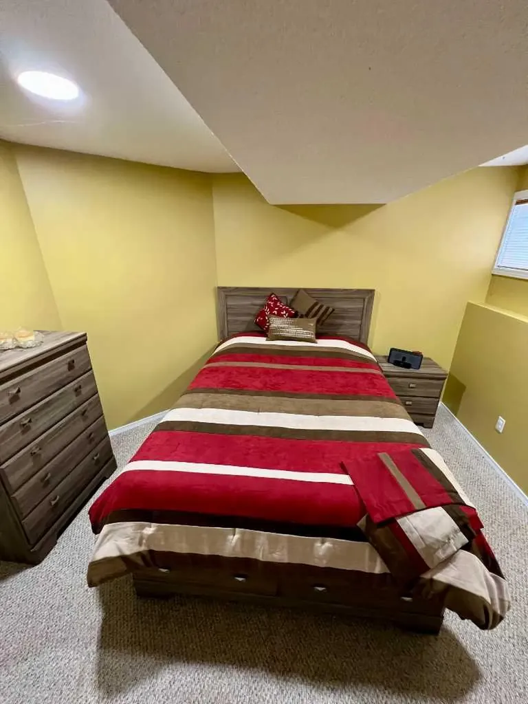 46 Somerside Manor SW Calgary AB T2Y 3G4