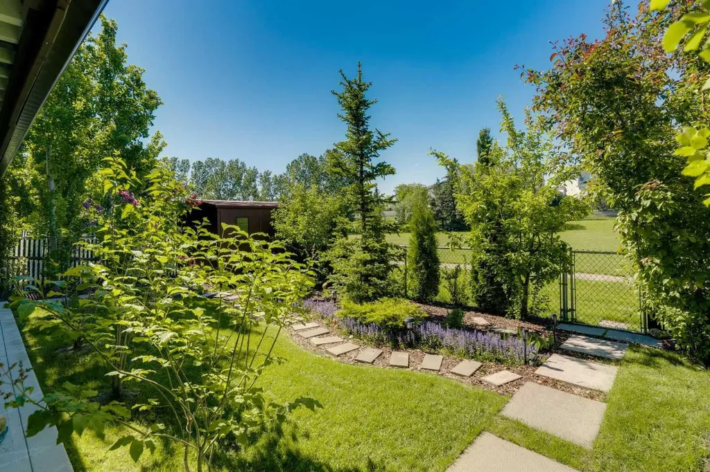 46 Somerside Manor SW Calgary AB T2Y 3G4