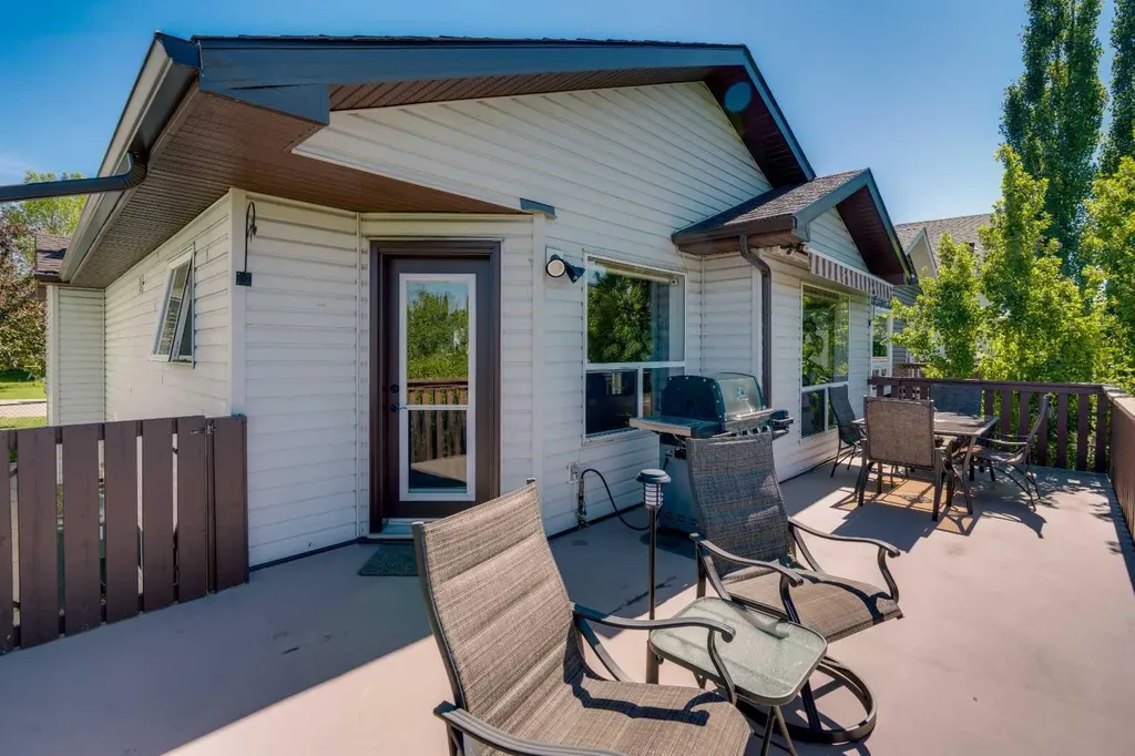 46 Somerside Manor SW Calgary AB T2Y 3G4