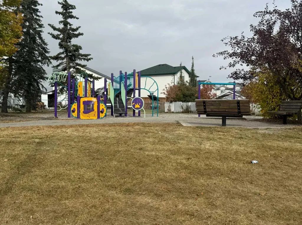 141 Saratoga Close NE Calgary AB T1Y 7A1