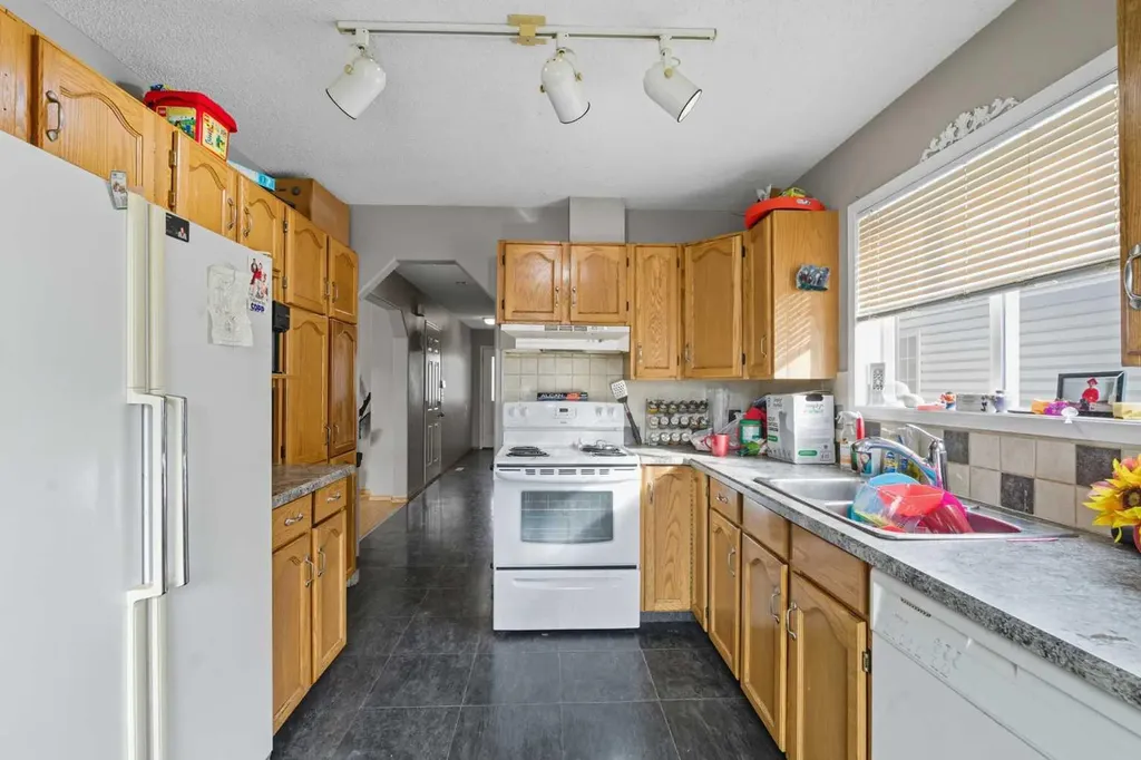 141 Saratoga Close NE Calgary AB T1Y 7A1