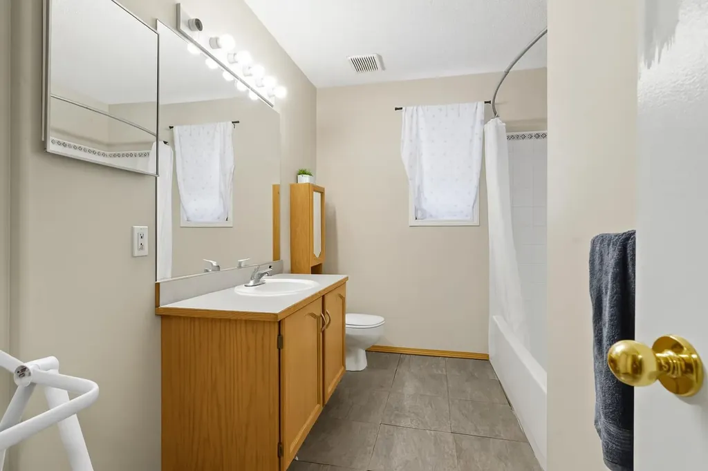 141 Saratoga Close NE Calgary AB T1Y 7A1