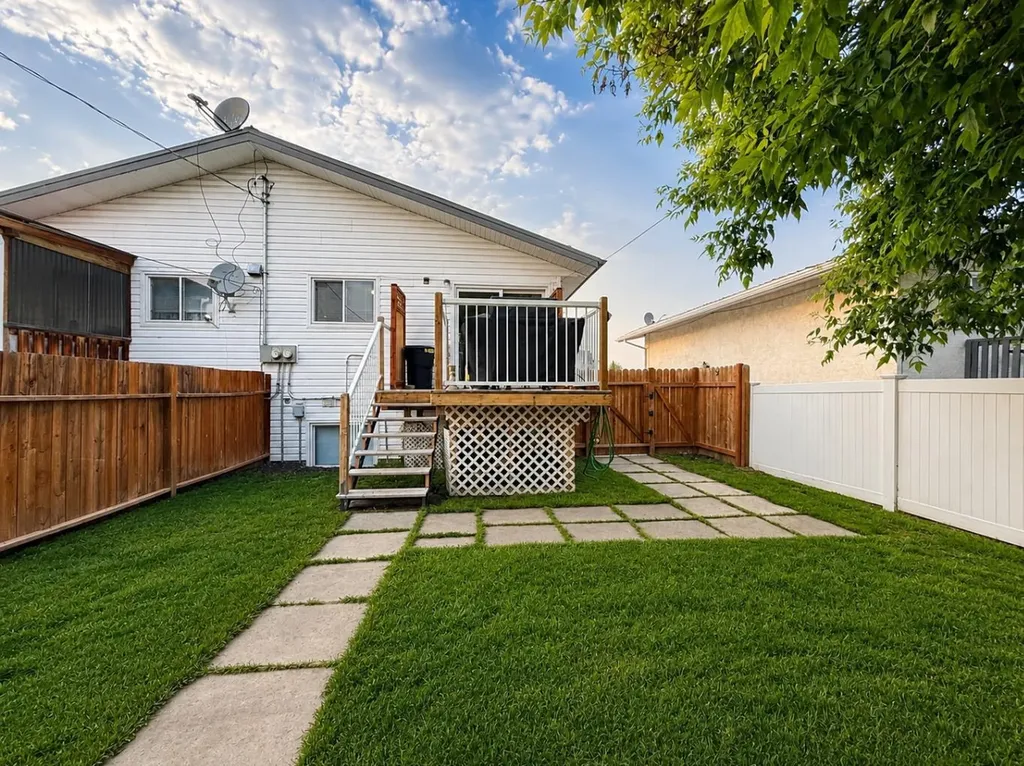 2119 23 Ave Close Bowden AB T0M 0K0