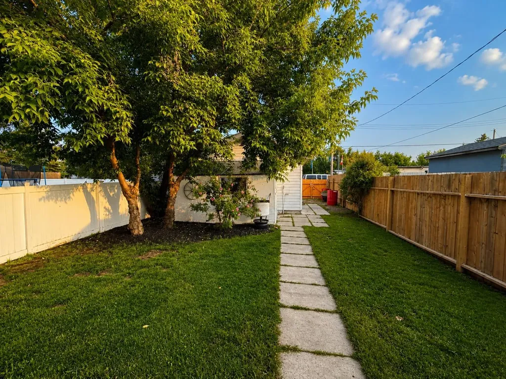 2119 23 Ave Close Bowden AB T0M 0K0