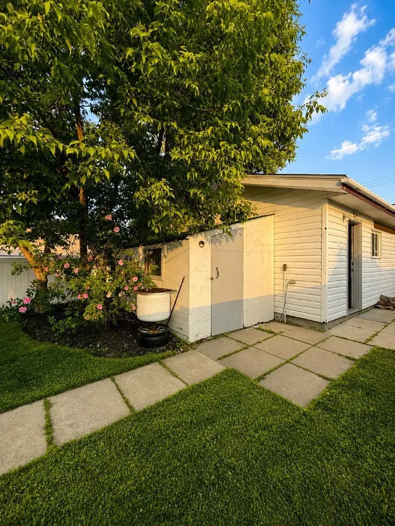 2119 23 Ave Close Bowden AB T0M 0K0
