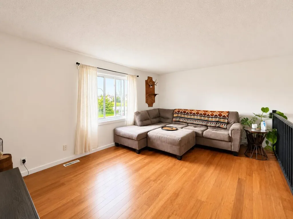 2119 23 Ave Close Bowden AB T0M 0K0