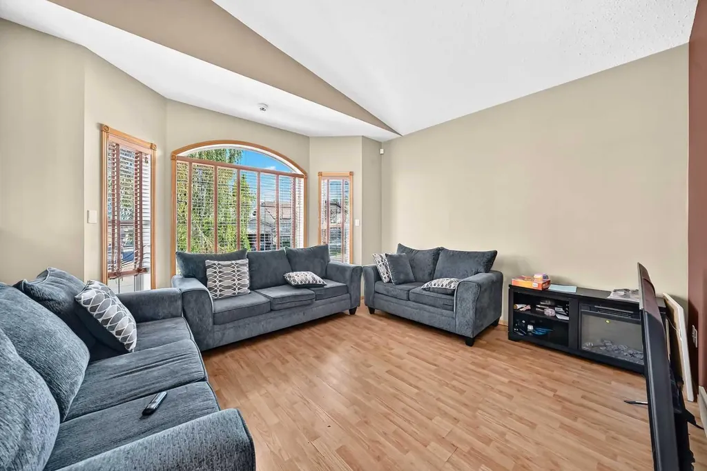 116 Iverson Close Red Deer AB T4R 3M8