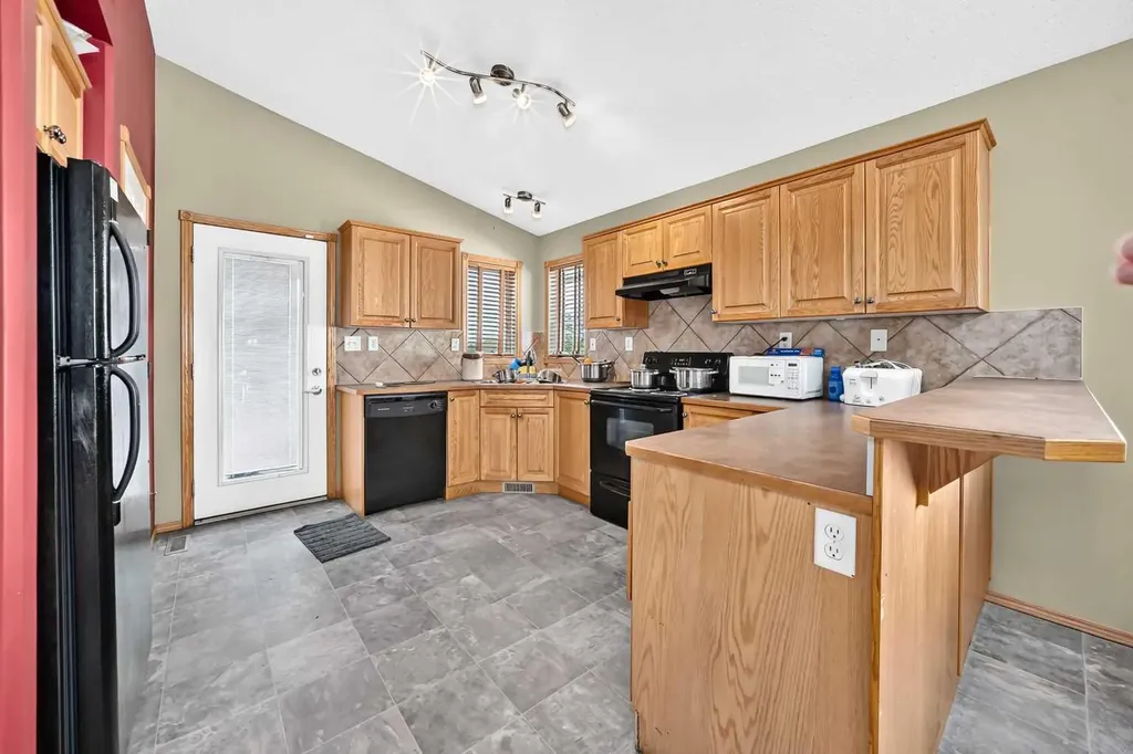 116 Iverson Close Red Deer AB T4R 3M8