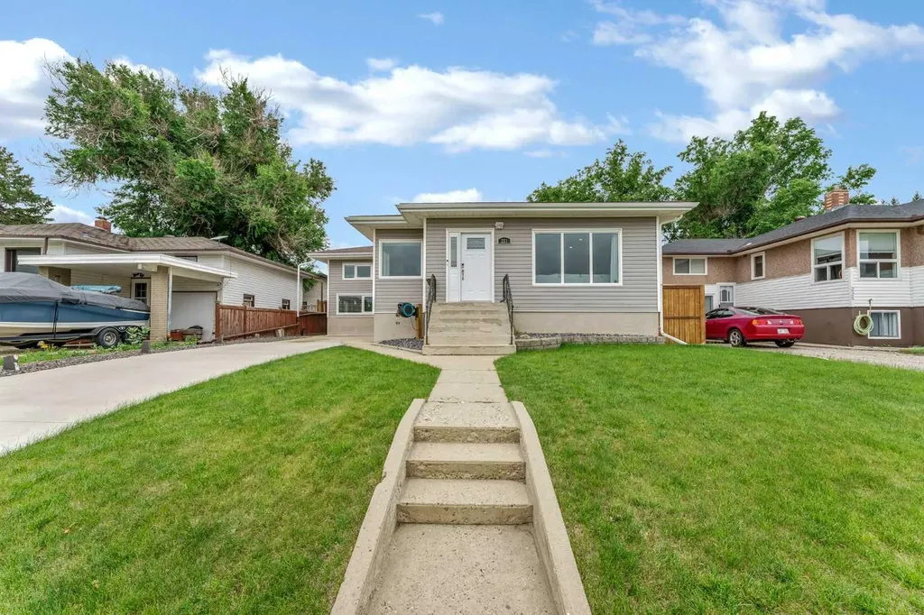 221 9 Street SW Medicine Hat AB T1A 4N8