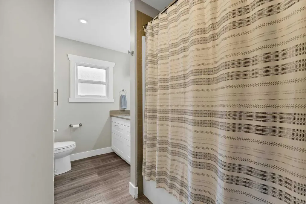 221 9 Street SW Medicine Hat AB T1A 4N8