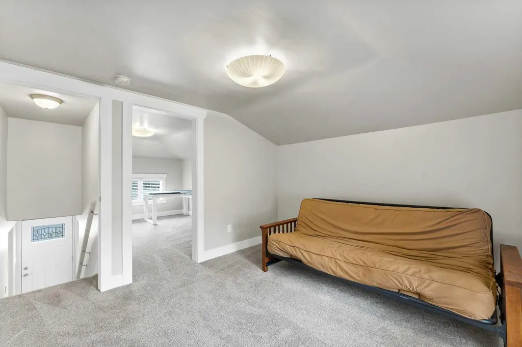 221 9 Street SW Medicine Hat AB T1A 4N8